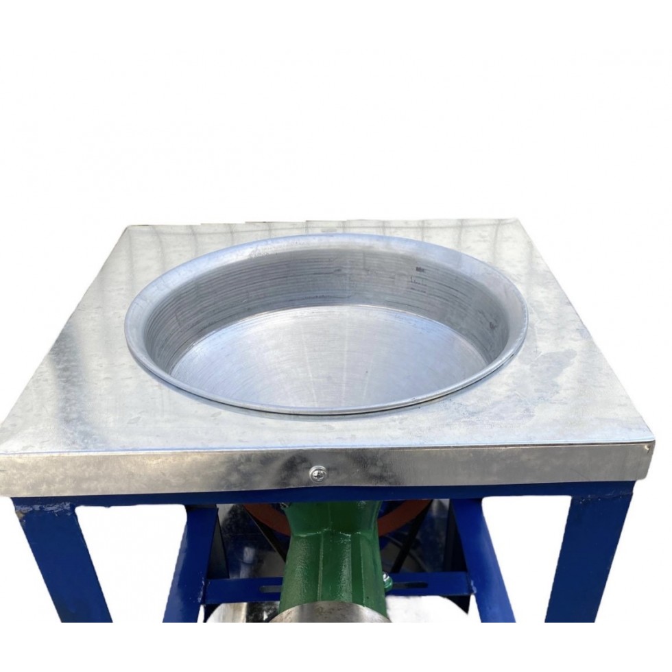 Електромотор с Месомелачка Чугунена Румънска №32 1.5кв 1500об. и метална фуния + плот Електромотор с Месомелачка Чугунена Румънска №32 1.5кв 1500об. и метална фуния + плот